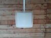 установка светильника на деревянном потолке